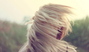 Ветер, девушка.