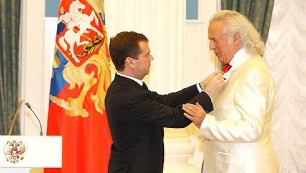 Дмитрий Медведев награждает Илью Резника.