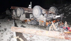 На Семинском перевале перевернулся КамАЗ