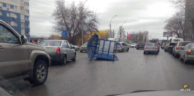 Последствия штормового ветра в Новосибирске.