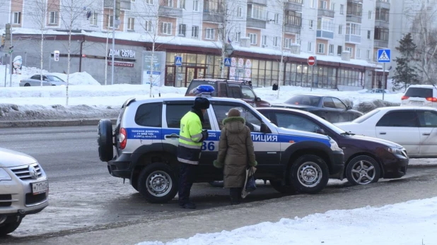 В Барнауле за неправильную парковку могут оштрафовать сотрудника ГИБДД