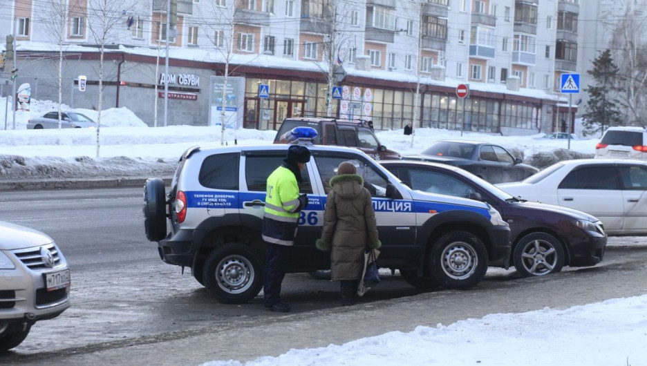 В Барнауле за неправильную парковку могут оштрафовать сотрудника ГИБДД