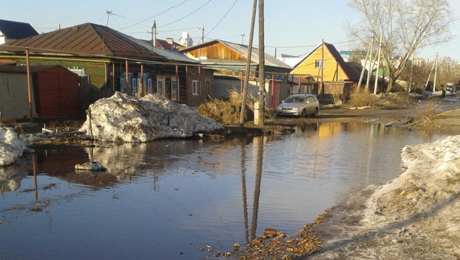 Озеро на улице Пролетарской. Барнаул, 31 марта 2017 года.