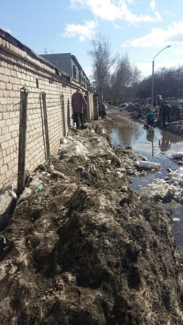 Лужа на пересечении улиц Гущина и Кавалерийской. Барнаул, 31 марта 2017 года.