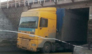 В Новосибирске грузовик застрял под мостом. 1 апреля 2017 года.