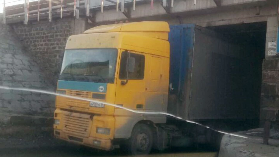 В Новосибирске грузовик застрял под мостом. 1 апреля 2017 года.