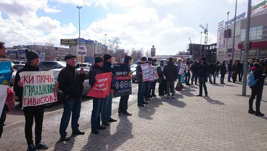 В Барнауле прошел митинг в поддержку задержанных на митингах.