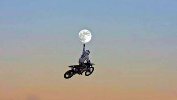 Мотоциклист "дотронулся" до Луны.