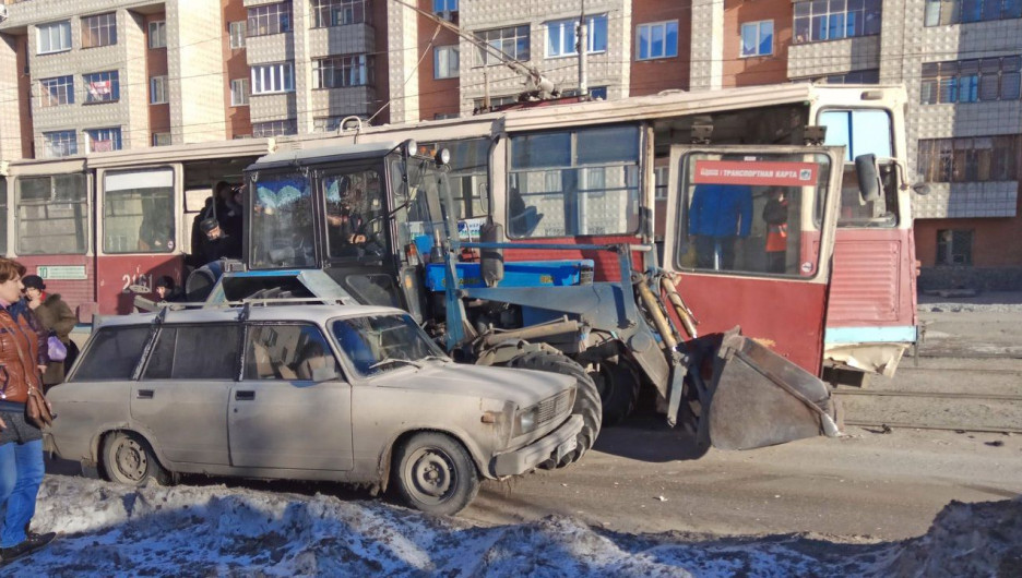 В Новосибирске в аварию попали трамвай, трактор и "Жигули". 3 апреля 2017 года.