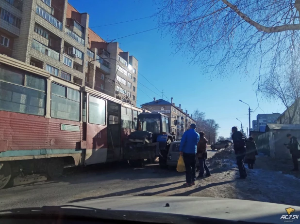 В Новосибирске в аварию попали трамвай, трактор и "Жигули". 3 апреля 2017 года.