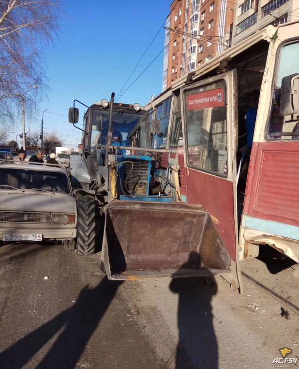 В Новосибирске в аварию попали трамвай, трактор и "Жигули". 3 апреля 2017 года.