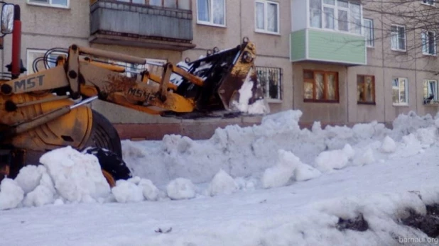 В Барнауле ворошат снег.