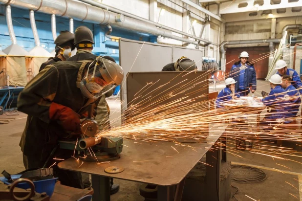 Электрогазосварщики готовят конкурсные образцы.