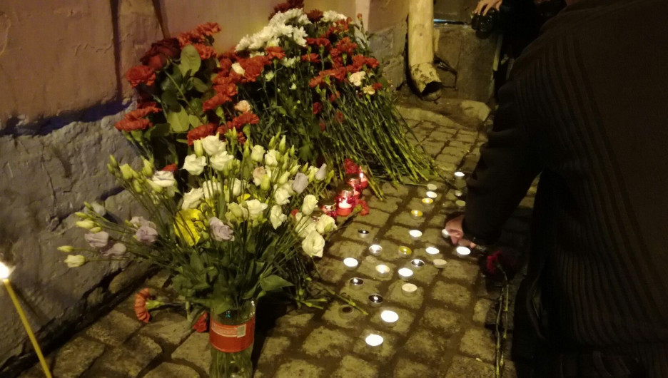Петербуржцы пришли почтить память погибших при взрывах в метро 3 апреля 2017 года.
