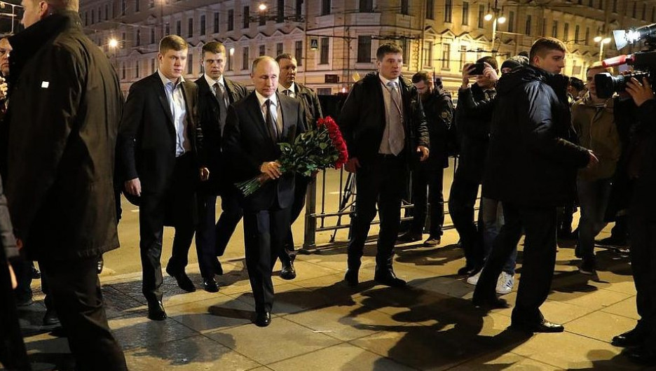 Владимир Путин почтил память погибших при взрыве в метро Санкт-Петербурга.