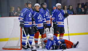 Товарищеский матч между двумя командами "Динамо" прошел по смешанным хоккейно-футбольным правилам