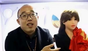 Инженер Чжэн Цзяцзя сделал себе жену-робота.