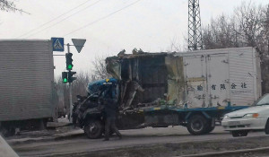 В Новосибирске столкнулись два грузовика. 4 апреля 2017 года.