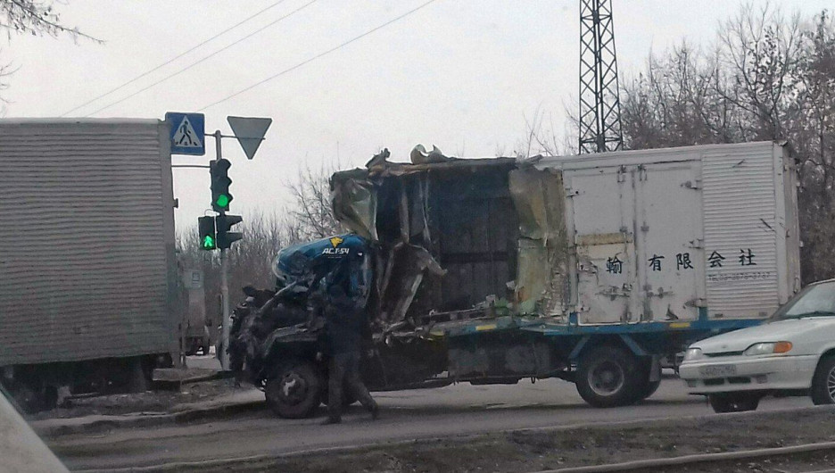 В Новосибирске столкнулись два грузовика. 4 апреля 2017 года.