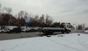 В Барнауле грузовик рассыпал оборудование. 6 апреля 2017 года.