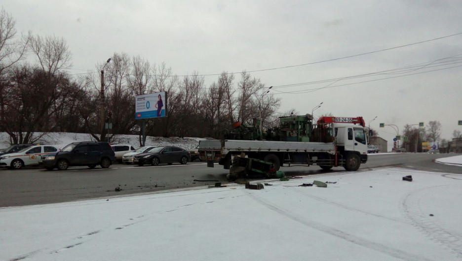 В Барнауле грузовик рассыпал оборудование. 6 апреля 2017 года.