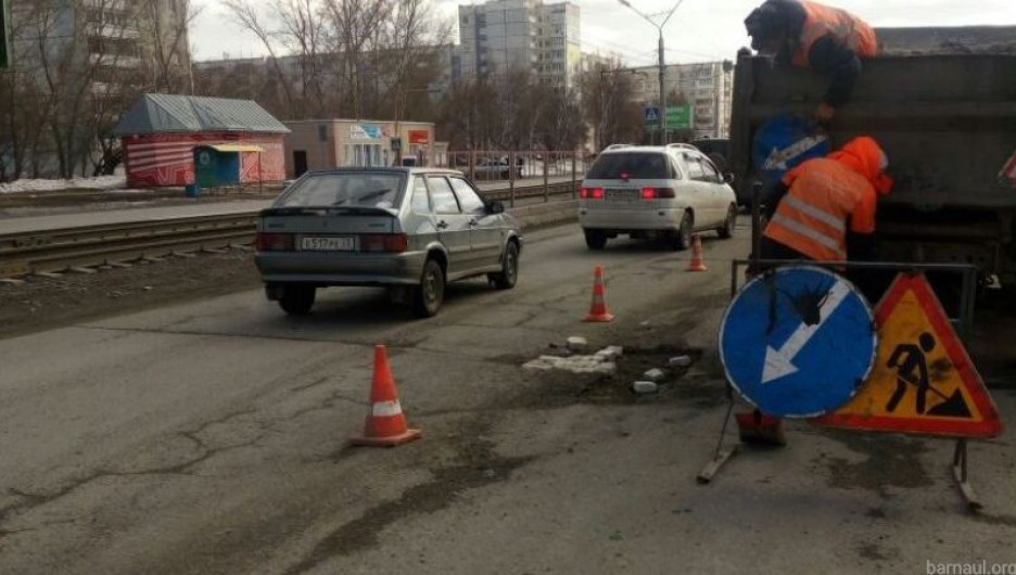 В Барнауле открыли весенний дорожный сезон ремонтом на мосту в районе Нового рынка