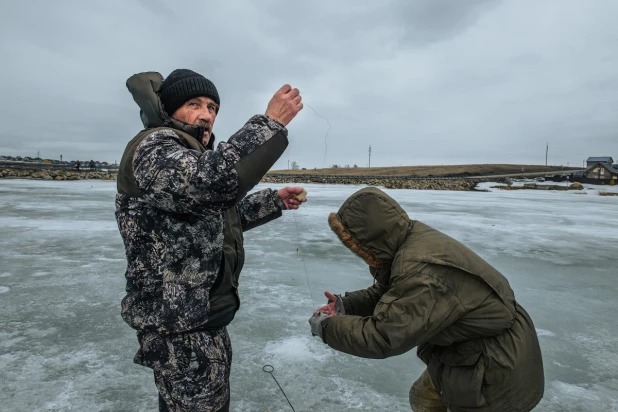 Подледная рыбалка весной на Алтае.