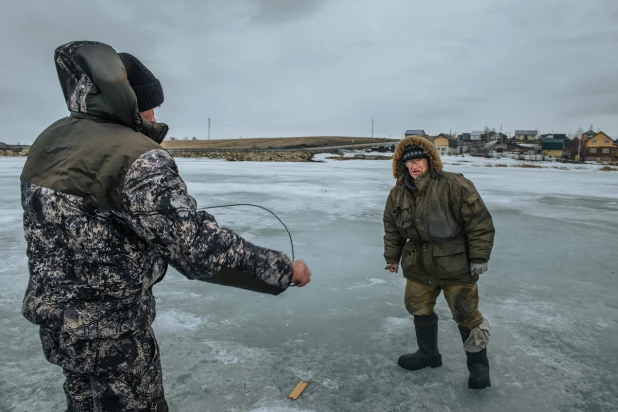 Подледная рыбалка весной на Алтае.