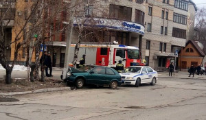 В Барнауле Toyota врезалась в столб, пострадали четыре человека