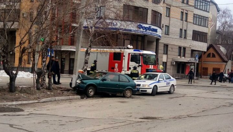 В Барнауле Toyota врезалась в столб, пострадали четыре человека