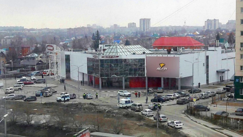 В Новосибирске оцепили территорию ТЦ из-за подозрительного автомобиля