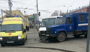 В Барнауле столкнулись маршрутка и автомобиль "Почты России"