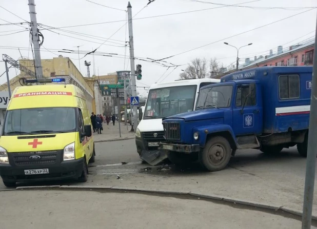 В Барнауле столкнулись маршрутка и автомобиль "Почты России"