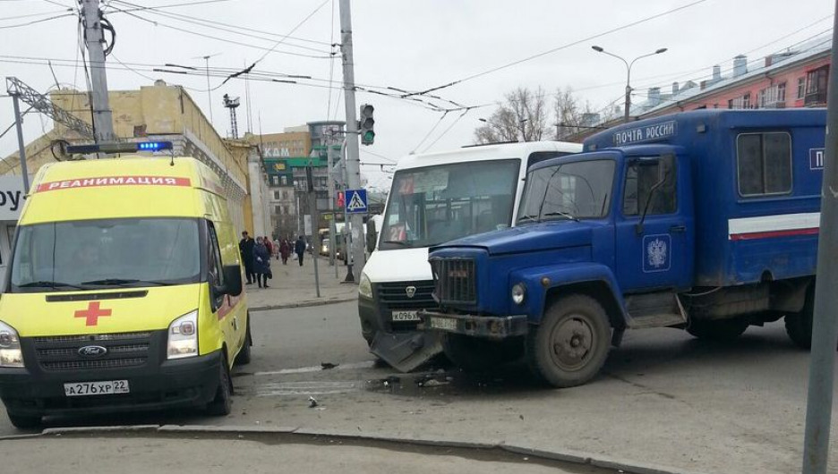 В Барнауле столкнулись маршрутка и автомобиль "Почты России"