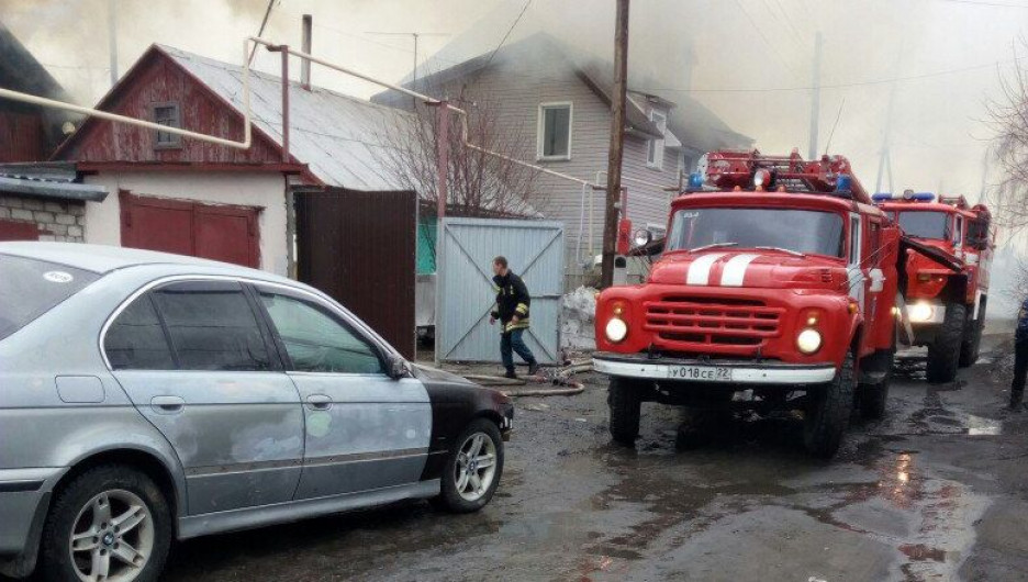 В Барнауле горел гараж около частного дома.