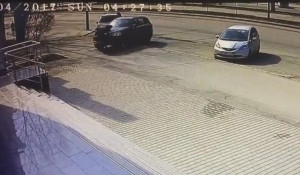 BMW X5 наехал на пешеходов в Барнауле.