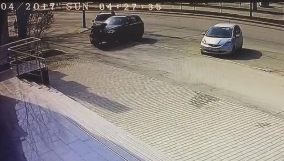 BMW X5 наехал на пешеходов в Барнауле.