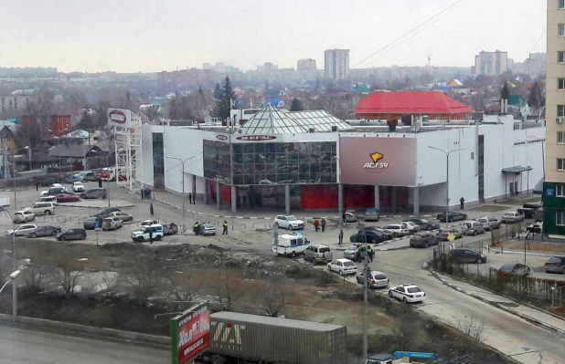 В Новосибирске под припаркованными машинами искали бомбу. 7 апреля 2017 года.