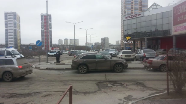 В Новосибирске под припаркованными машинами искали бомбу. 7 апреля 2017 года.