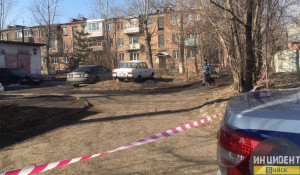 В Бийске под припаркованной машиной искали бомбу. 9 апреля 2017 года.