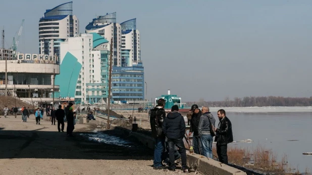 10 апреля в Барнауле у речного вокзала оторвало льдину на Оби. Паводок на Алтае-2017.