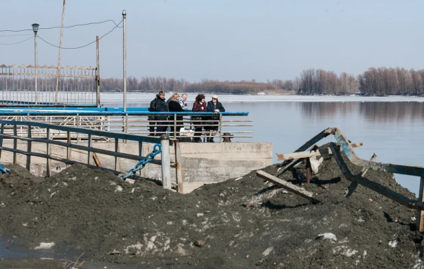 10 апреля в Барнауле у речного вокзала оторвало льдину на Оби. Паводок на Алтае-2017.