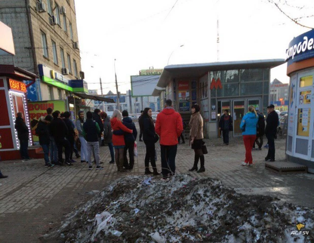 В Новосибирске на улице Ватутина исследуют подозрительный пакет. 10 апреля 2017 года.