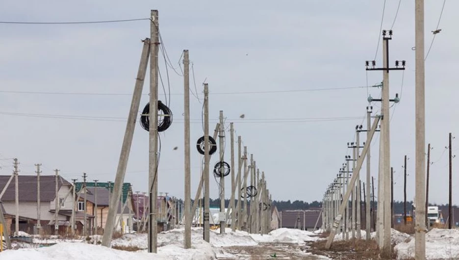 Жители поселка Лесного добиваются проведения уличного освещения.