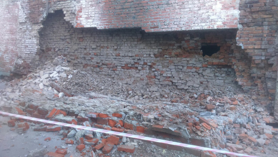 В центре Барнаула обрушилась стена у административного здания