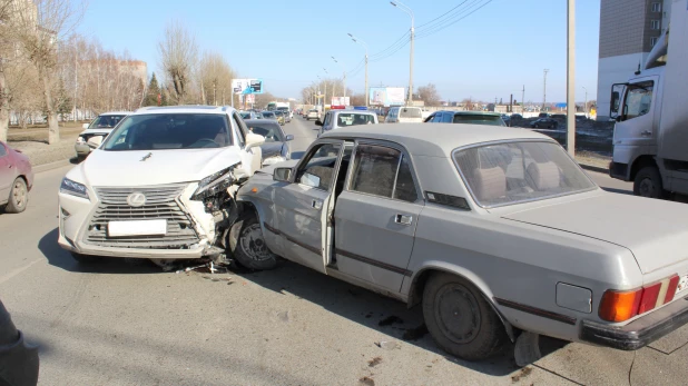 ДТП с участием "Волги", Lexus RХ 350 и Toyota Vista.