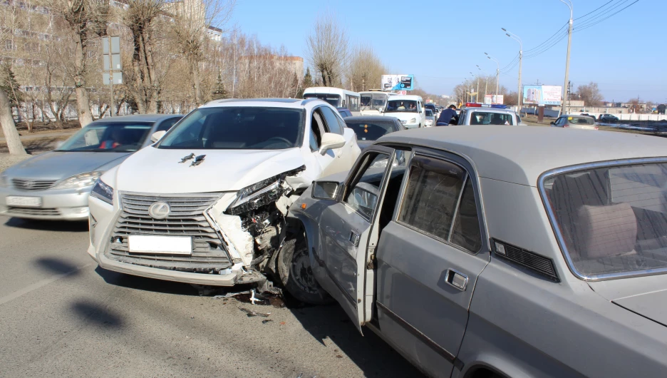 ДТП с участием "Волги", Lexus RХ 350 и Toyota Vista.