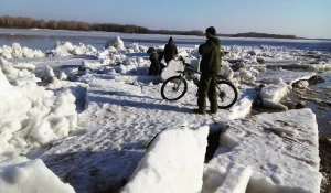 В ожидании ледохода барнаульцы устраивают фотосессии на речном вокзале.