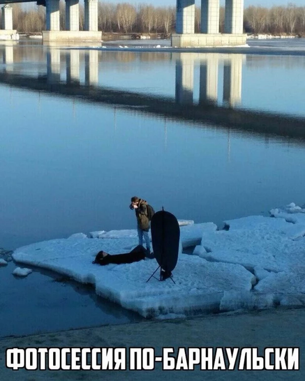 В ожидании ледохода барнаульцы устраивают фотосессии на речном вокзале.