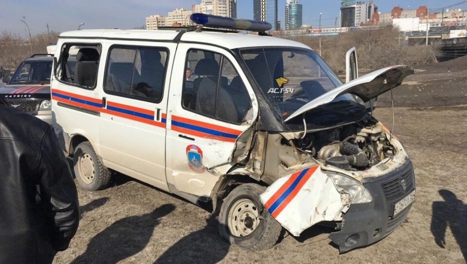 В Новосибирске КамАЗ врезался в машину МЧС. 11 апреля 2017 года.